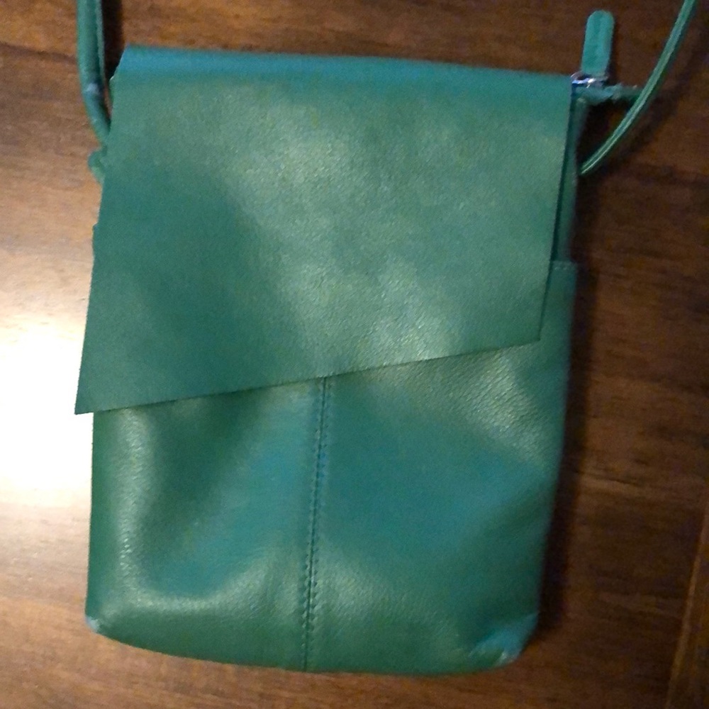 ILI cross body bag- soooo cute in green! Easy to wear and fits your phone!